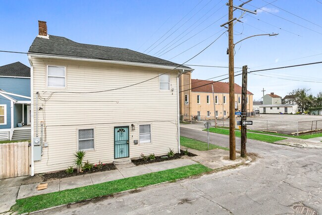 Building Photo - 2201 Amelia St