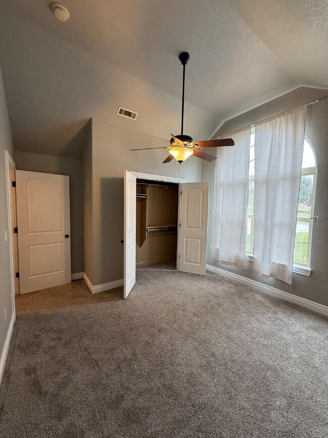 Building Photo - Great Outdoor Living Space / 4BR with 3 Ca...