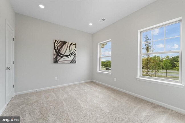 Foto del edificio - 705 Sawback Sq NE
