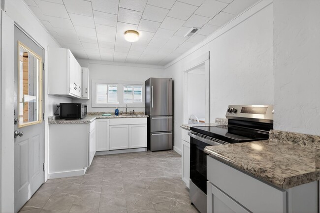 Building Photo - 992 N Maple St