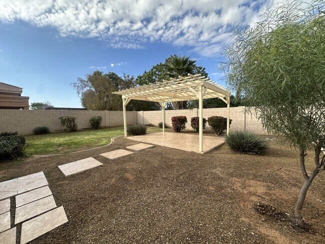 Building Photo - BEAUTIFUL SINGLE LEVEL 3 BEDROOM HOME IN PRIME GILBERT LOCATION.