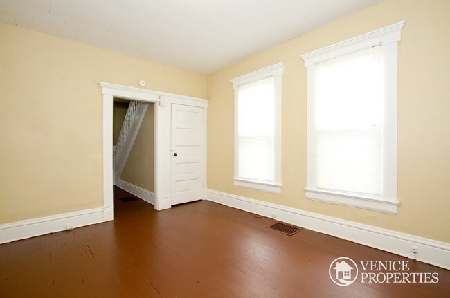 Building Photo - 242 E Patterson Ave