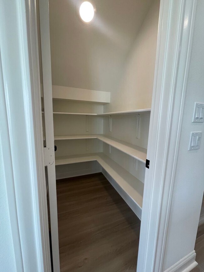 Building Photo - Luxurious NEW CONSTRUCTION 4/4.5 Home Near Baylor Campus!