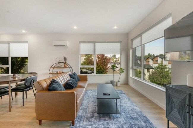 Foto del edificio - Modern Townhome | Walk to Train | ½ Month ...