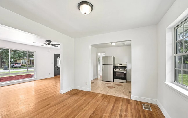 Foto del edificio - Beautiful 3 Beds 2 Baths Home with Spacious Backyard!