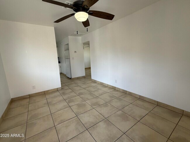 Foto del edificio - 1551 E Christy Dr