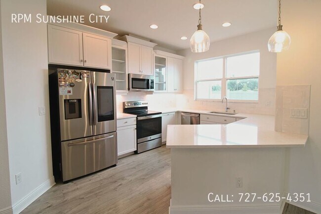 Foto del edificio - Modern Clearwater Townhome: Open Floor Pla...