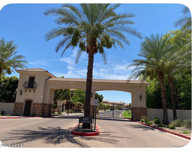 Building Photo - 1367 S Country Club Dr