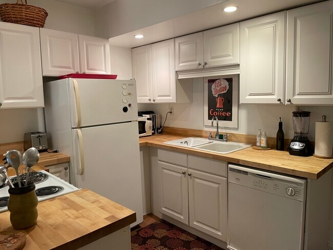Building Photo - 2059 Desmond Dr