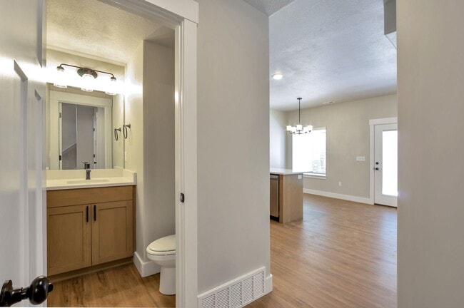 Foto del edificio - Stunning 3 Bed - 2.5 Bath Townhome in Amazing Layton Location! Available on NOW!