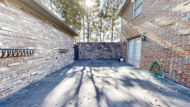 Foto del edificio - SUBLEASE December- July! Oxley Manor Condo