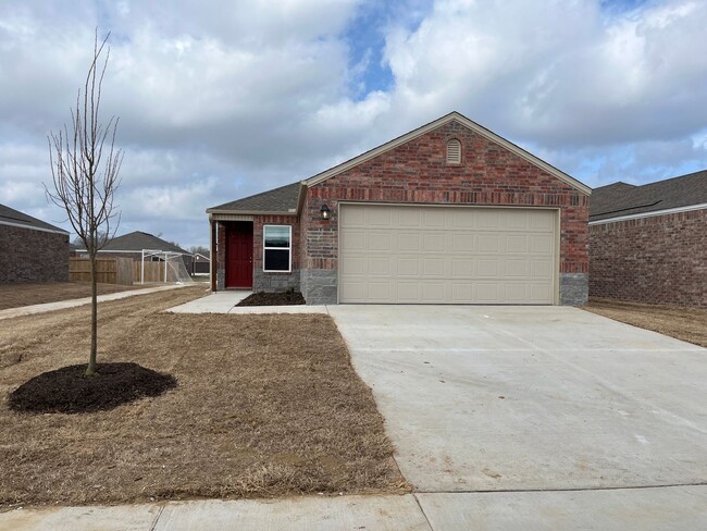 Building Photo - *Pre-leasing* Three Bedroom | Two Bath Hom...