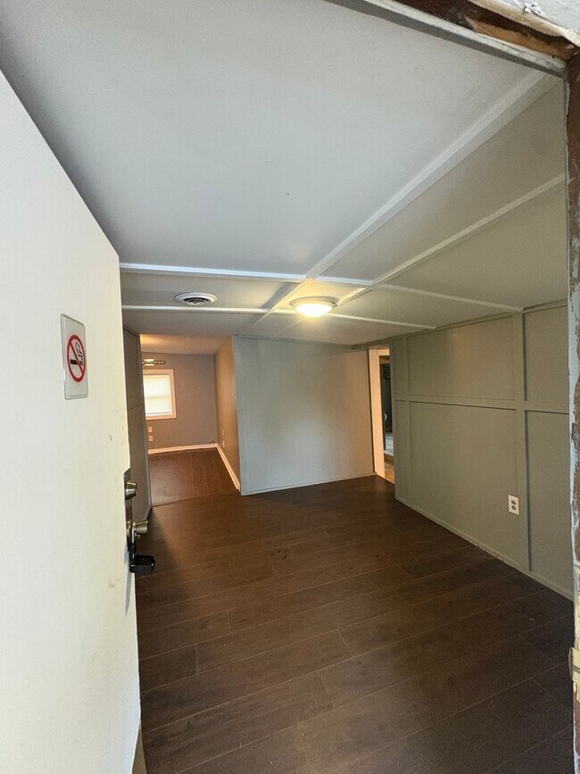 Building Photo - Knoxville 37912 - 3 bedroom, 1 bath home -...