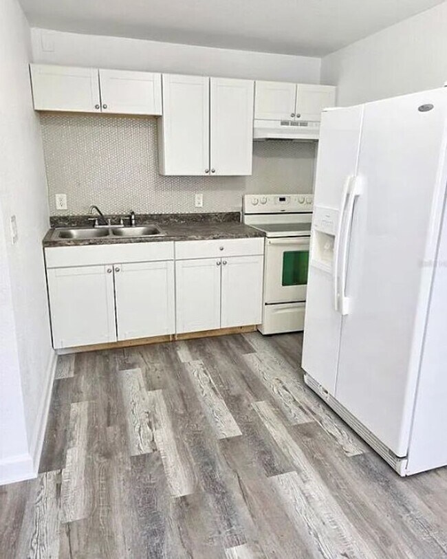 Foto del edificio - 2 bed 1 bath 2-plex with 850 sf. Off MLK (...