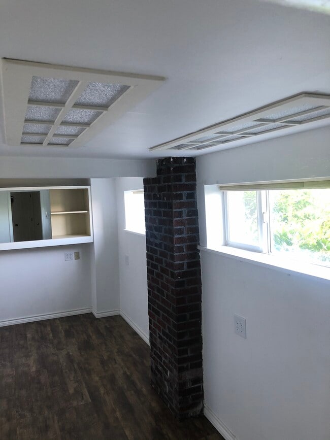 Building Photo - 9876 SE Southworth Dr