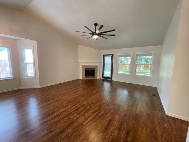 Building Photo - Amazing 3 bedroom in a great neighborhood