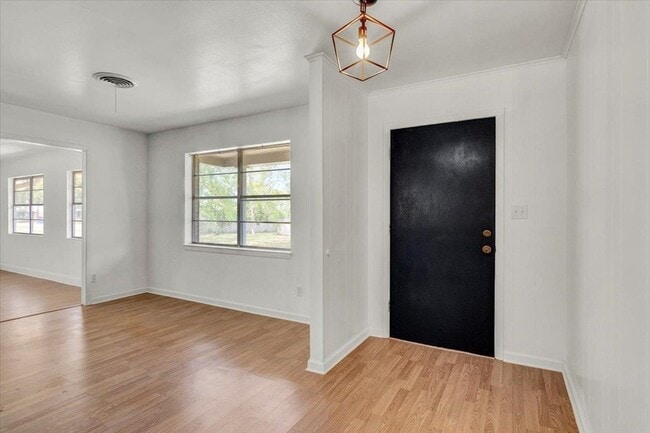 Foto del edificio - 150 Lynn Dr