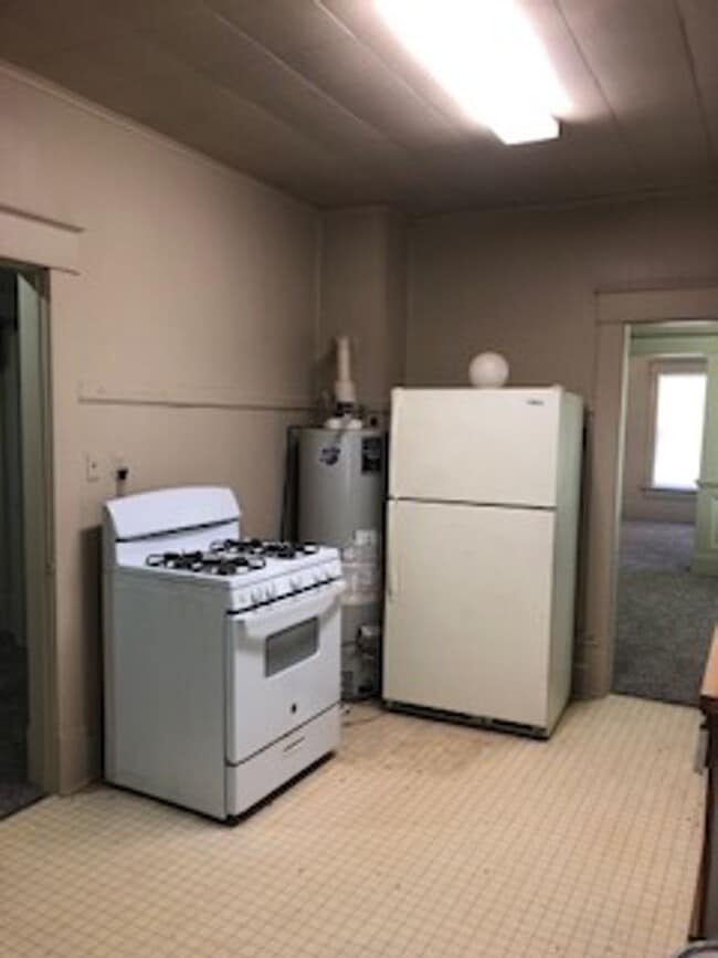 Building Photo - Three Bedroom/1 Bath Home/Spacious Rooms/Enclosed Back Porch