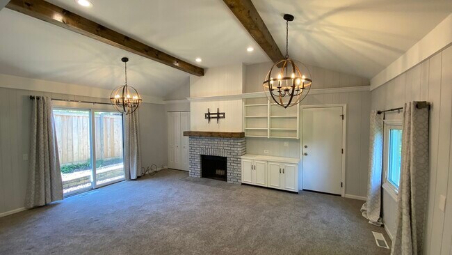 Building Photo - 711 Summit St