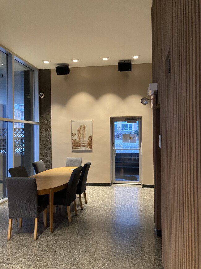Mezzanine - 5601 N Sheridan Rd