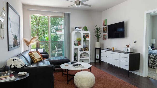 Foto del edificio - 5705 Diehl Trail