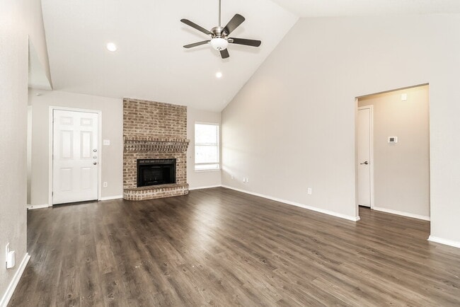 Building Photo - 900 Vicksburg Ln