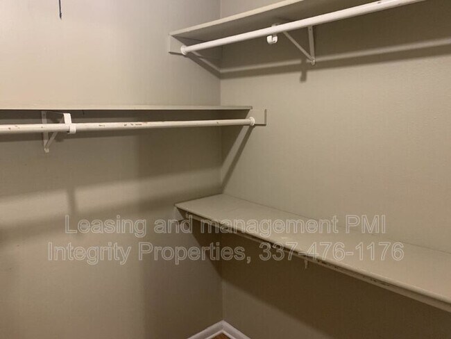 Building Photo - 403 Fox Run Ave