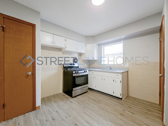 Building Photo - SIGN LEASE BY 2/28 AND GET $250 OFF FIRST ...