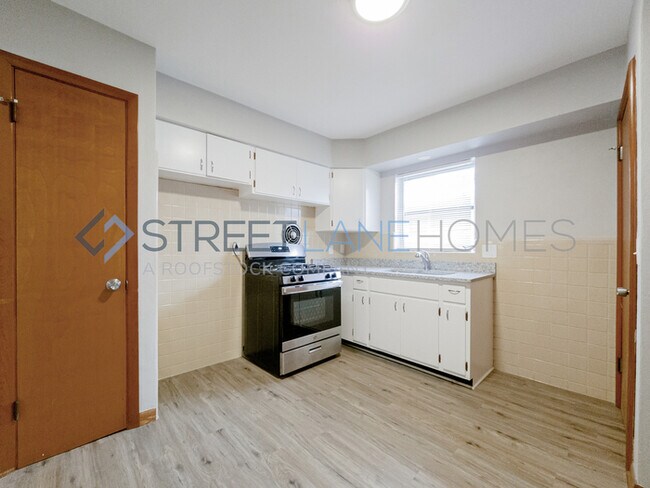 Foto del edificio - SIGN LEASE BY 2/28 AND GET $250 OFF FIRST ...