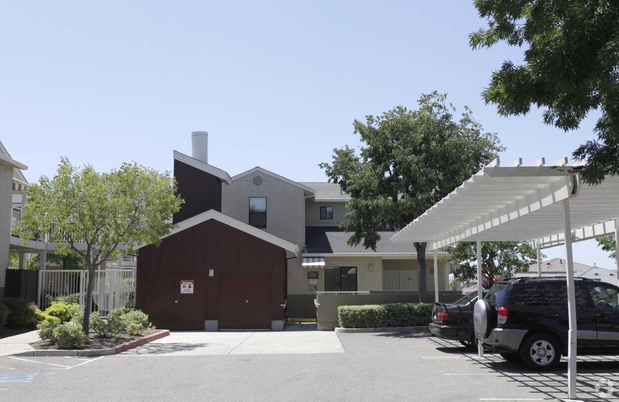 Building Photo - Golden Oak Manor