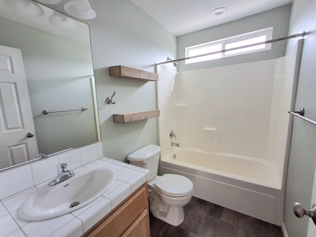 Foto del edificio - 3 bedroom, 2 bath, 3 car garage on corner lot