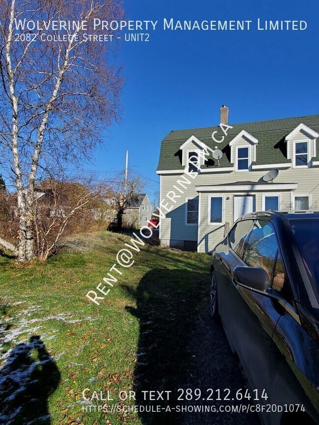 Photo du bâtiment - Near the center of town but also on the ed...