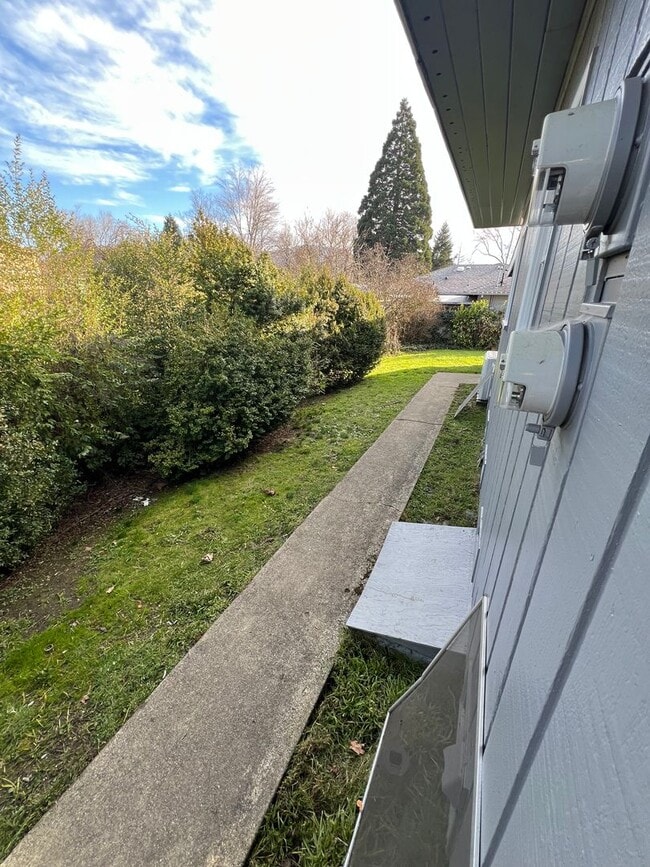 Building Photo - 4268-3t - 465/467 NE Baker