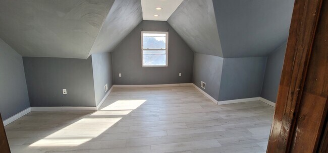Bed Room - 2118 Murray Ave