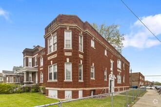 Building Photo - 1020 W 68th St