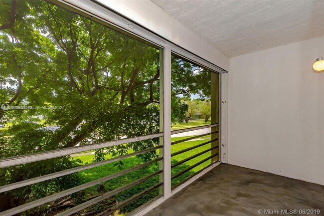 Foto del edificio - 5510 N Lakewood Cir