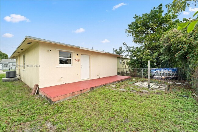 Foto del edificio - 745 NW 3rd Ct