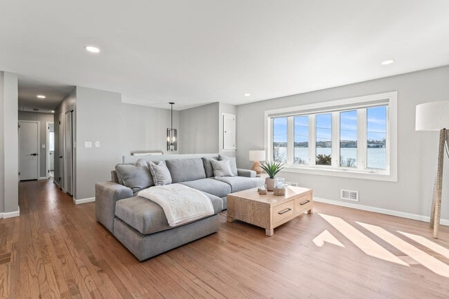 Foto del edificio - 445 S Riverside Dr