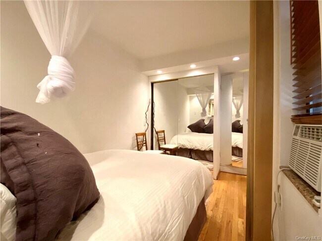 Foto del edificio - 317 E 73rd St