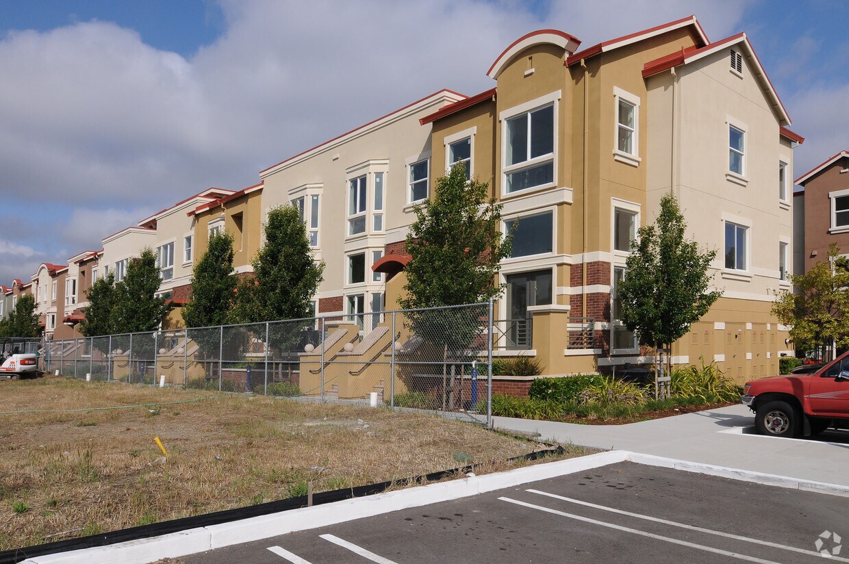 Building 8 Apartments in Dublin, CA