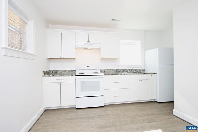 Building Photo - 502 Stonehenge Ave