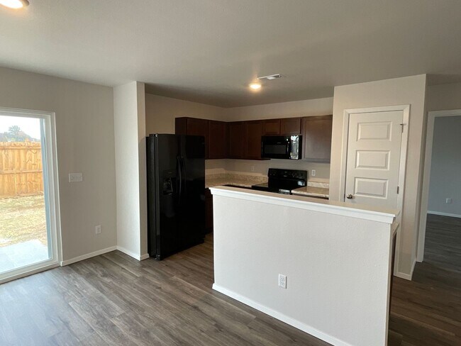 Foto del edificio - *Pre-leasing* Three Bedroom | Two Bath Hom...