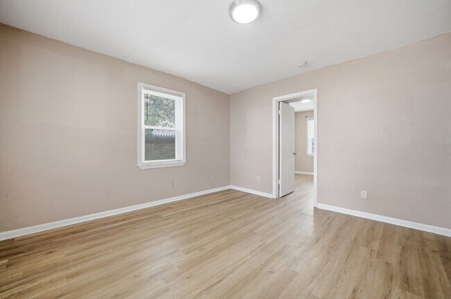 Foto del edificio - WOWZA!  BEAUTIFUL 4 BED, 2 FULL BATH TOWNHOME FOR RENT IN PORTSMOUTH!