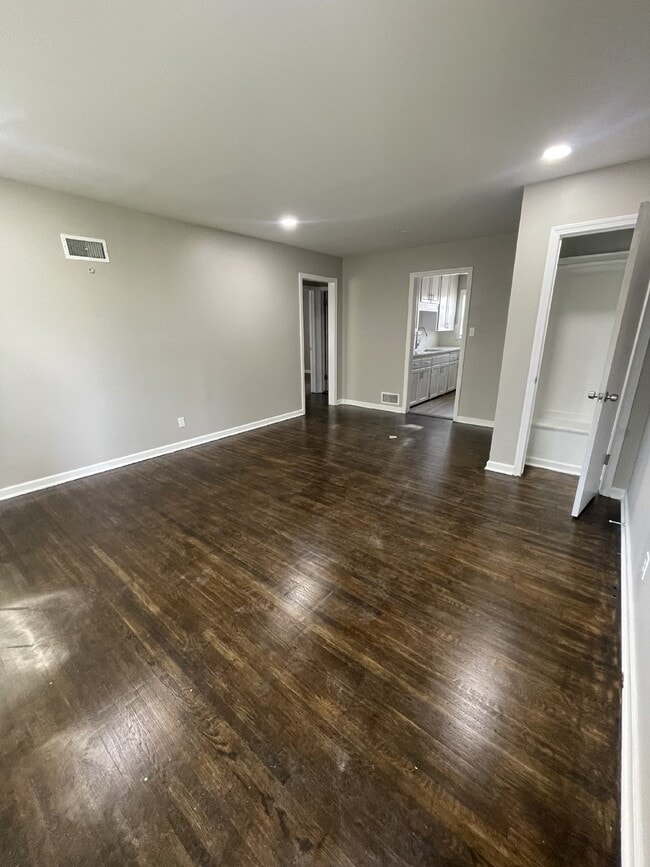 Building Photo - Updated 2 bedroom, 1 bathroom duplex with washer/dryer hookups and off street parking