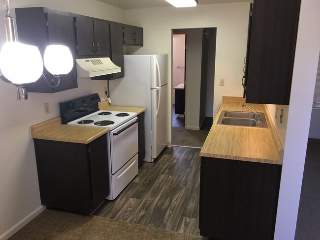 Foto del edificio - LARGE 1 BED 1 BATH WITH WASHER DRYER HOOKUPS