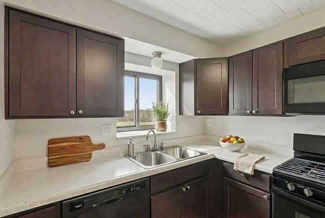 Pittsburgh Renovated Kitchen - Bryn Mawr Apartments - Bryn Mawr