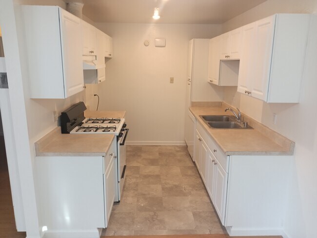 Kitchen - 4918 Liverpool St