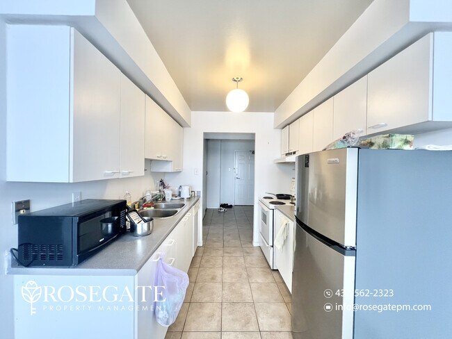 Photo du bâtiment - Spacious 2-Bedroom Condo with Walk-In Closet & Parking in London — Utilities Included