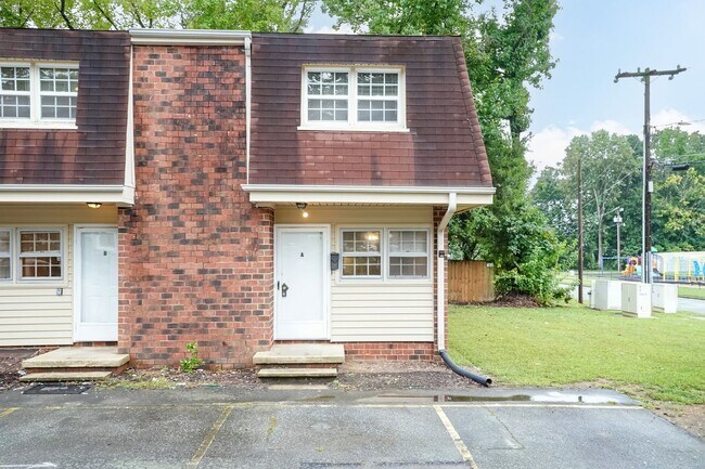 Foto del edificio - Two Bedroom End Unit Home!