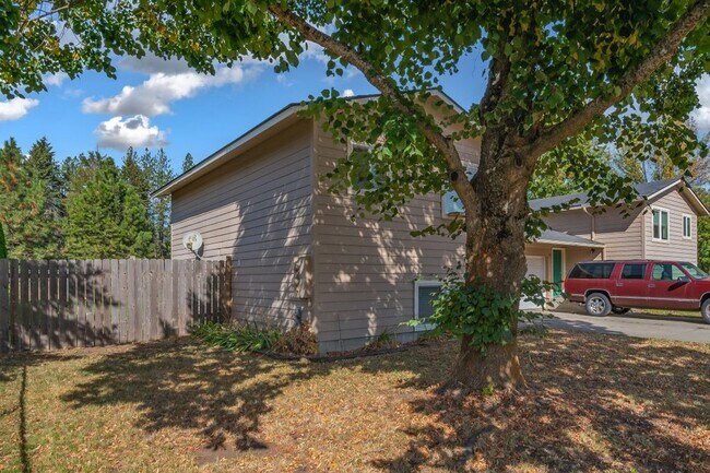 Building Photo - 2 bed 1.5 townhome with fenced yard